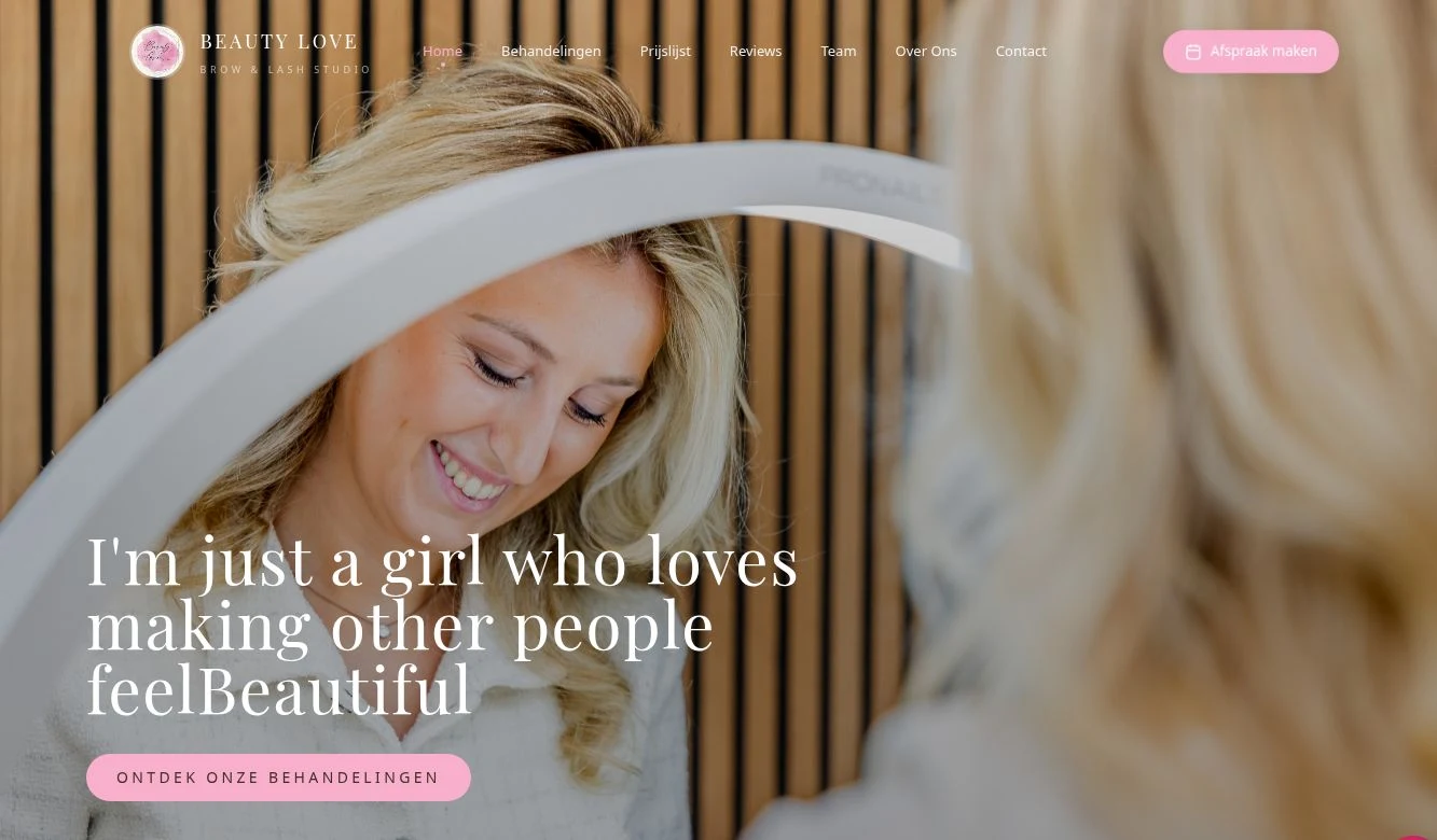 Schermafbeelding van de BeautyLove-homepage met behandelfotografie en navigatie naar afspraken